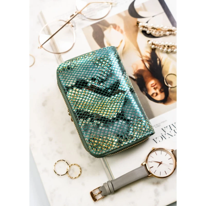 Średni portfel damski ze skóry naturalnej wyposażony w orientacji pionowej zamykany zatrzaskiem, biglem i suwakiem - Peterson