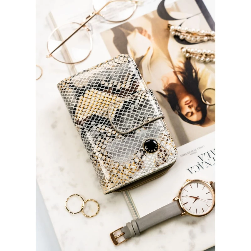 Elegancki, średni portfel damski ze skóry naturalnej wyposażony w system RFID ze wzorem skóry węża - Peterson