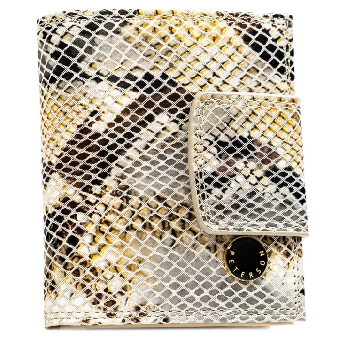 Elegancki mały portfel damski Peterson wykonany z lakierowanej skóry naturalnej w beżowym kolorze z tłoczeniem imitującym skórę krokodyla.