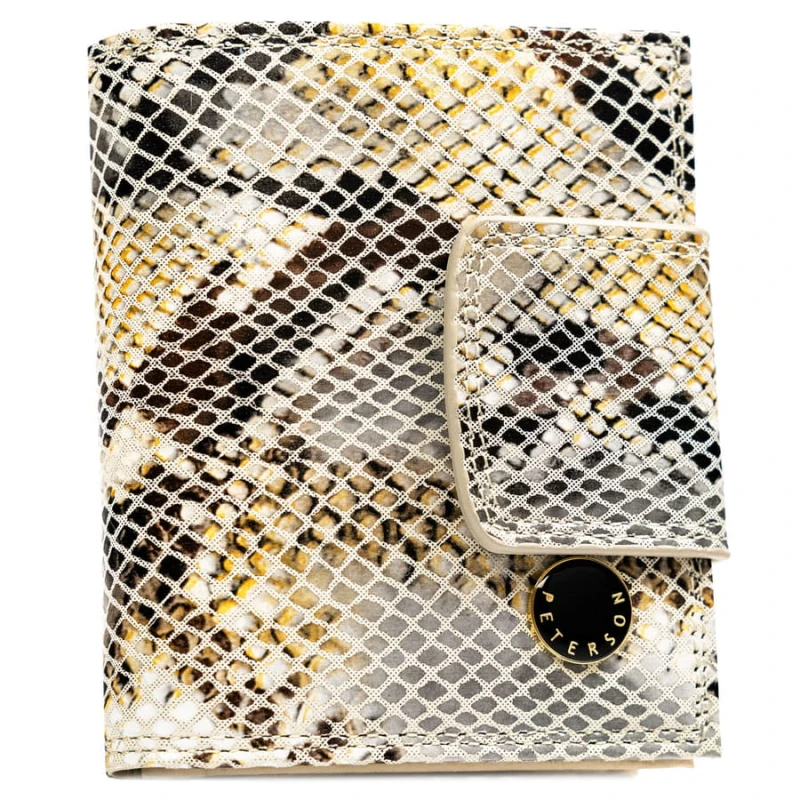 Elegancki mały portfel damski Peterson wykonany z lakierowanej skóry naturalnej w beżowym kolorze z tłoczeniem imitującym skórę krokodyla.