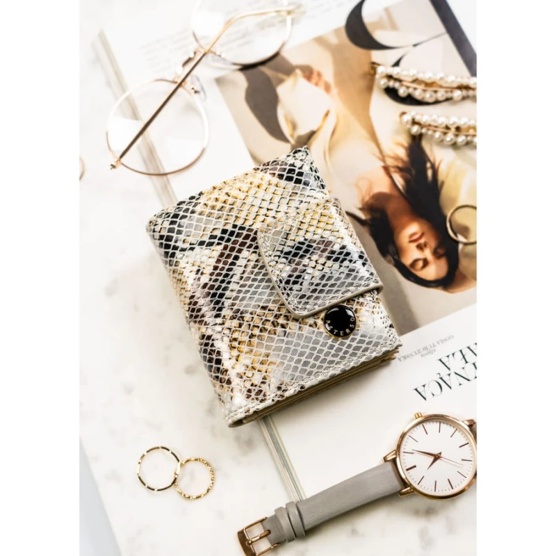 Portfel o wymiarach 10,5 × 8,5 cm idealnie mieści się w dłoni i w mniejszych torebkach.