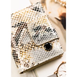 Wyraziste tłoczenie skóry krokodyla i subtelne złote logo Peterson podkreślają wyjątkowy charakter portfela.