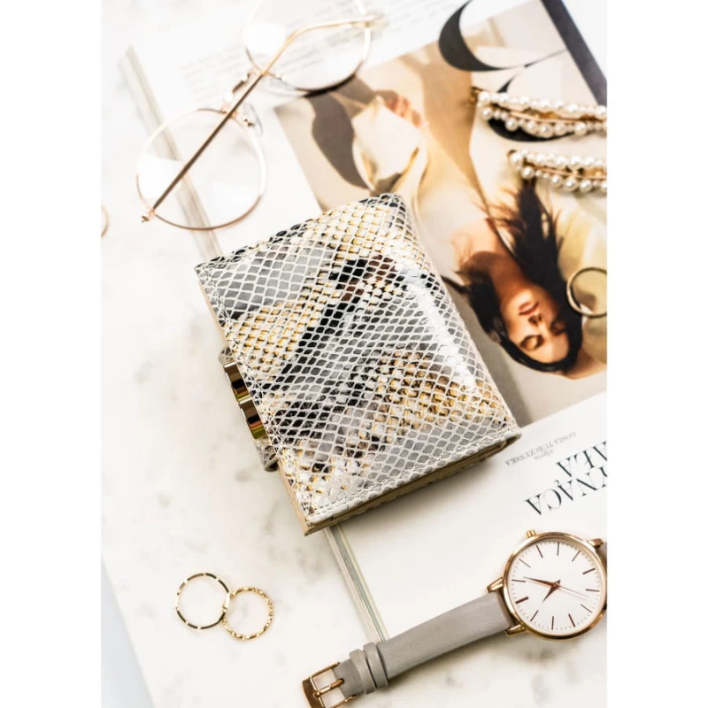 Zintegrowana ochrona RFID chroni karty płatnicze przed kradzieżą danych zbliżeniowych.