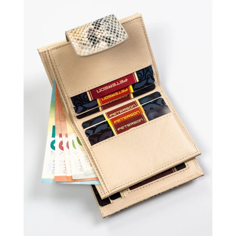 Funkcjonalne wnętrze z 10+ przegródkami na karty i kieszonkami na dokumenty zapewnia wygodę organizacji.