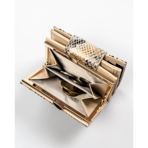 Praktyczna kieszeń na monety zamykana na elegancki bigiel pozwala bezpiecznie przechowywać drobne.