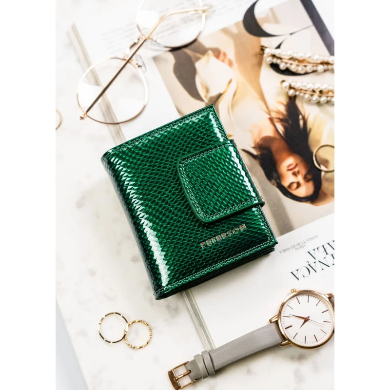 Portfel damski wykonany ze skóry naturalnej w zielonym kolorze zamykany zatrzaskiem i biglem - Peterson