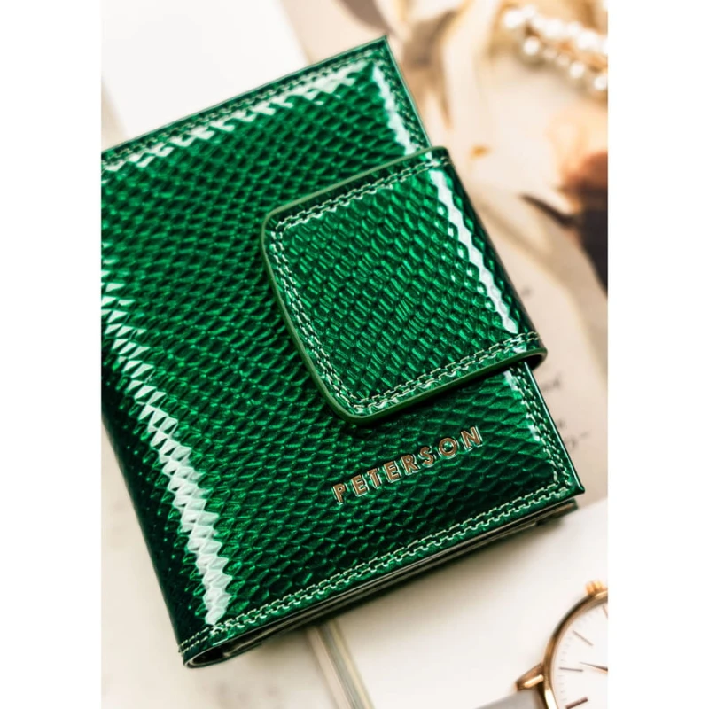 Portfel damski wykonany ze skóry naturalnej w zielonym kolorze zamykany zatrzaskiem i biglem - Peterson