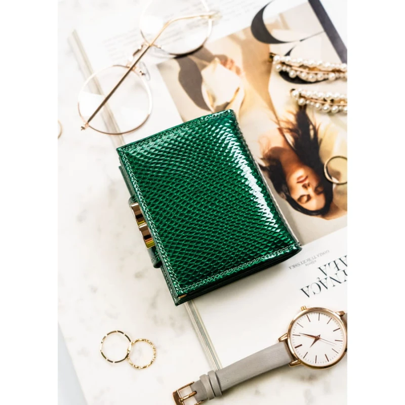 Portfel damski wykonany ze skóry naturalnej w zielonym kolorze zamykany zatrzaskiem i biglem - Peterson