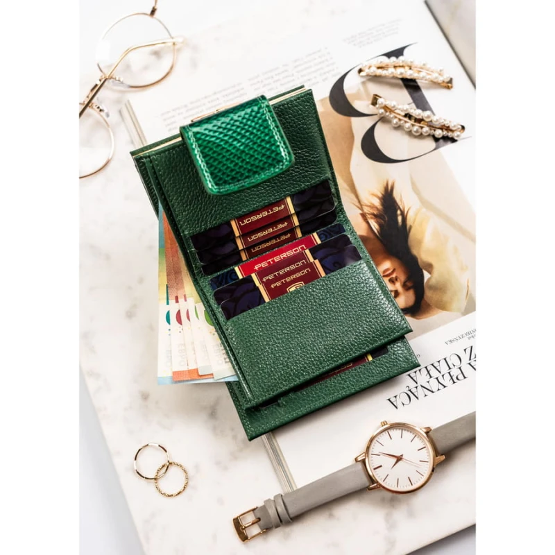Portfel damski wykonany ze skóry naturalnej w zielonym kolorze zamykany zatrzaskiem i biglem - Peterson