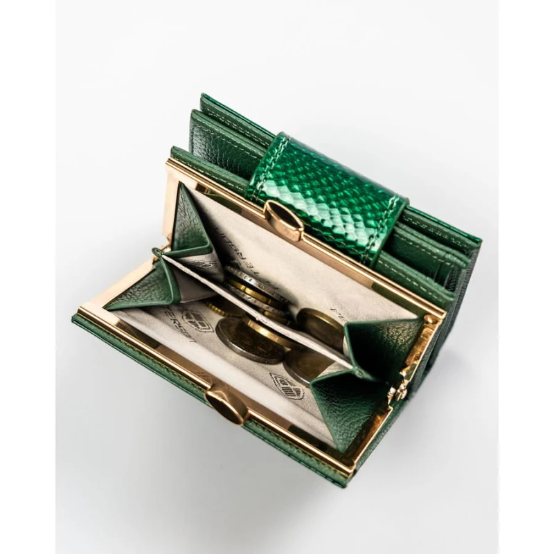 Portfel damski wykonany ze skóry naturalnej w zielonym kolorze zamykany zatrzaskiem i biglem - Peterson