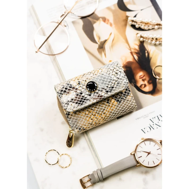 Mały portfel damski wykonany ze skóry naturalnej ze wzorem imitującym skórę węża - Peterson