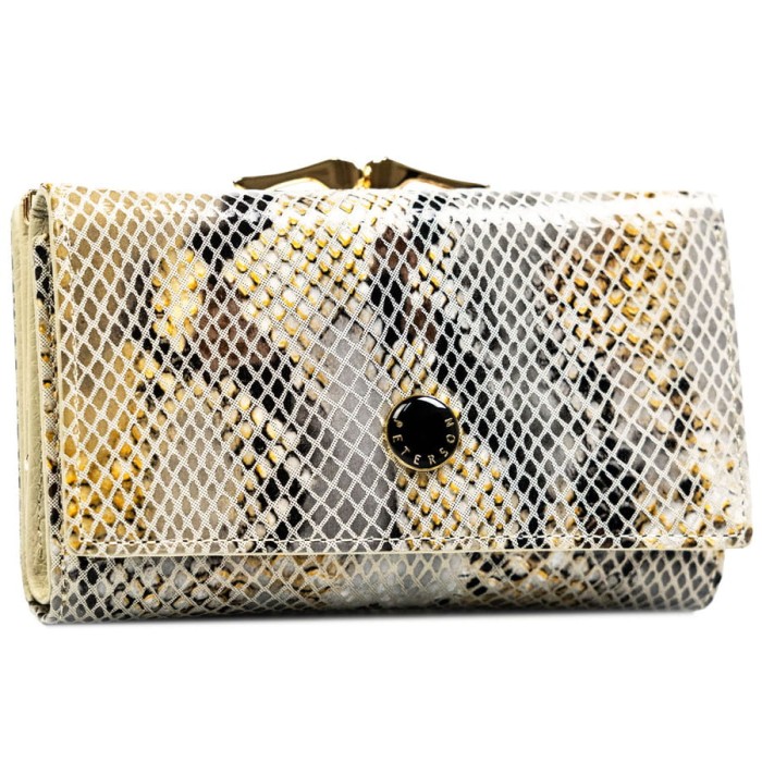 Portfel damski na bigiel i zatrzask wykonany ze skóry naturalnej ze wzorem imitującym skórę węża - Peterson