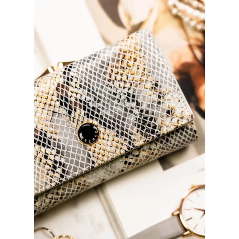 Portfel damski na bigiel i zatrzask wykonany ze skóry naturalnej ze wzorem imitującym skórę węża - Peterson