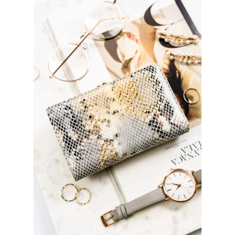 Portfel damski na bigiel i zatrzask wykonany ze skóry naturalnej ze wzorem imitującym skórę węża - Peterson