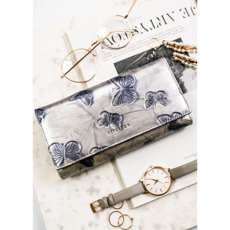 Pojemny portfel damski ze skóry naturalnej w srebrnym kolorze zamykany na zatrzask - Peterson