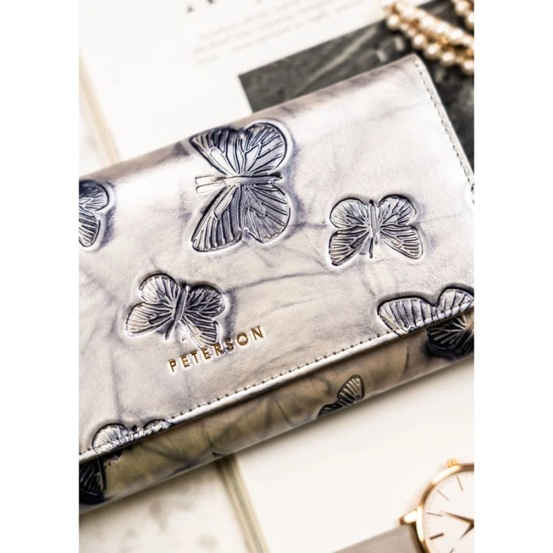 Pojemny portfel damski ze skóry naturalnej w srebrnym kolorze zamykany na zatrzask - Peterson