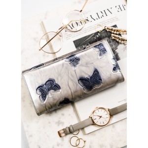 Pojemny portfel damski ze skóry naturalnej w srebrnym kolorze zamykany na zatrzask - Peterson