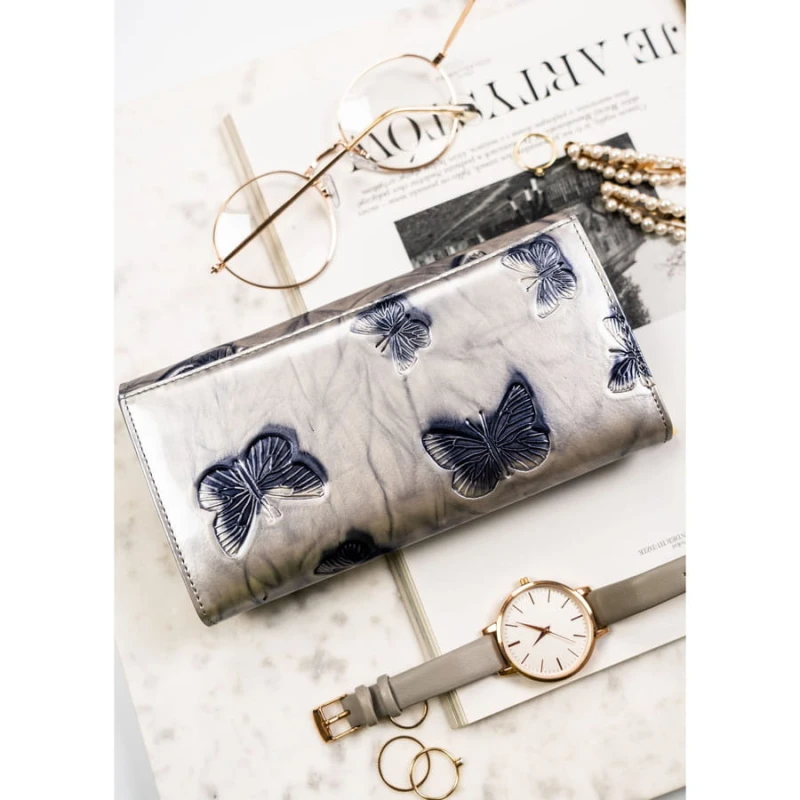 Pojemny portfel damski ze skóry naturalnej w srebrnym kolorze zamykany na zatrzask - Peterson