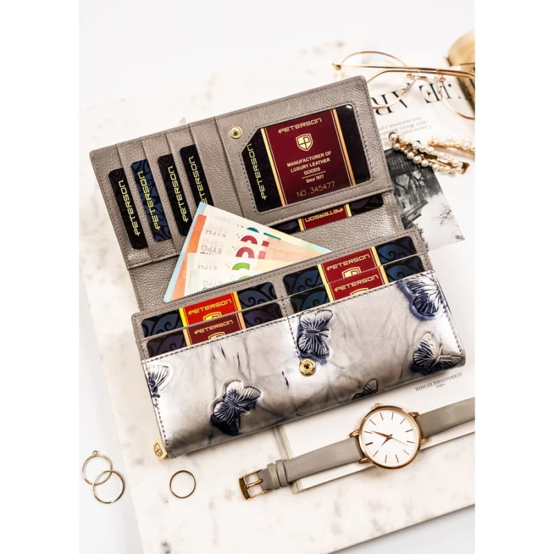 Pojemny portfel damski ze skóry naturalnej w srebrnym kolorze zamykany na zatrzask - Peterson