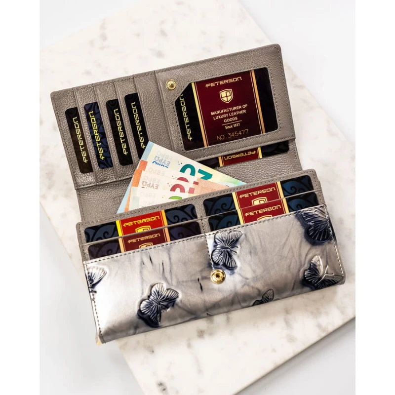 Pojemny portfel damski ze skóry naturalnej w srebrnym kolorze zamykany na zatrzask - Peterson