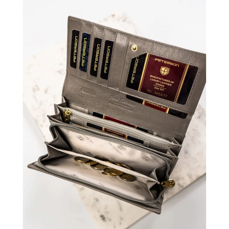Pojemny portfel damski ze skóry naturalnej w srebrnym kolorze zamykany na zatrzask - Peterson