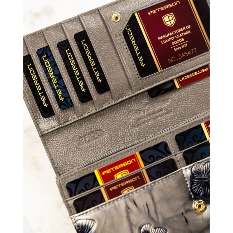 Pojemny portfel damski ze skóry naturalnej w srebrnym kolorze zamykany na zatrzask - Peterson