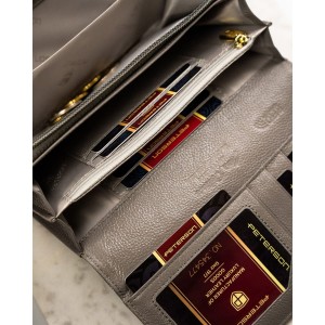 Pojemny portfel damski ze skóry naturalnej w srebrnym kolorze zamykany na zatrzask - Peterson