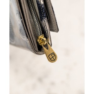 Pojemny portfel damski ze skóry naturalnej w srebrnym kolorze zamykany na zatrzask - Peterson