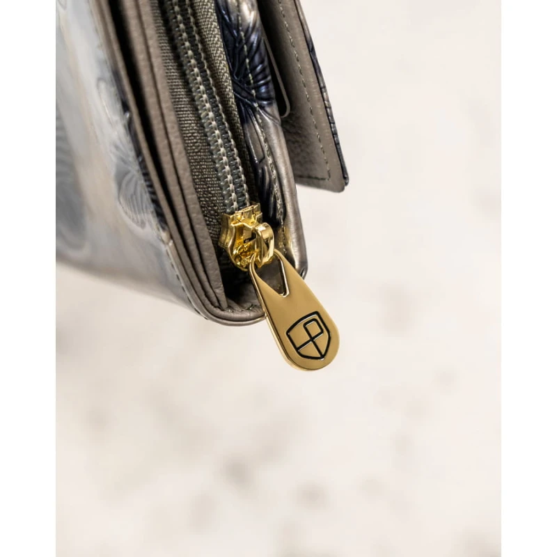 Pojemny portfel damski ze skóry naturalnej w srebrnym kolorze zamykany na zatrzask - Peterson