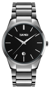 Zbliżenie na czarną tarczę zegarka Skmei 9140SIBK z srebrnymi indeksami.