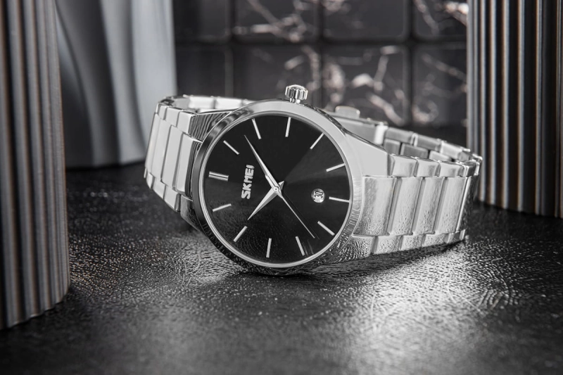 Zegarek Skmei 9140SIBK na męskim nadgarstku – prosty i elegancki design.