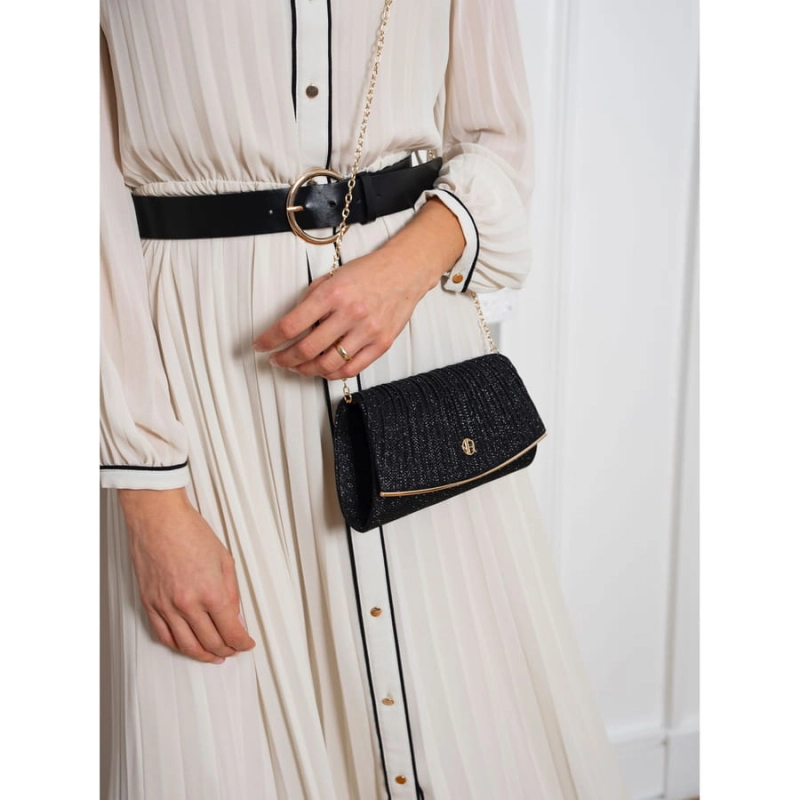 Elegancka, czarna kopertówka damska z tkaniny syntetycznej z marszczeniami - Rovicky