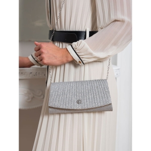 Brokatowa kopertówka damska w srebrnym kolorze zawieszona na łańcuszku - Rovicky