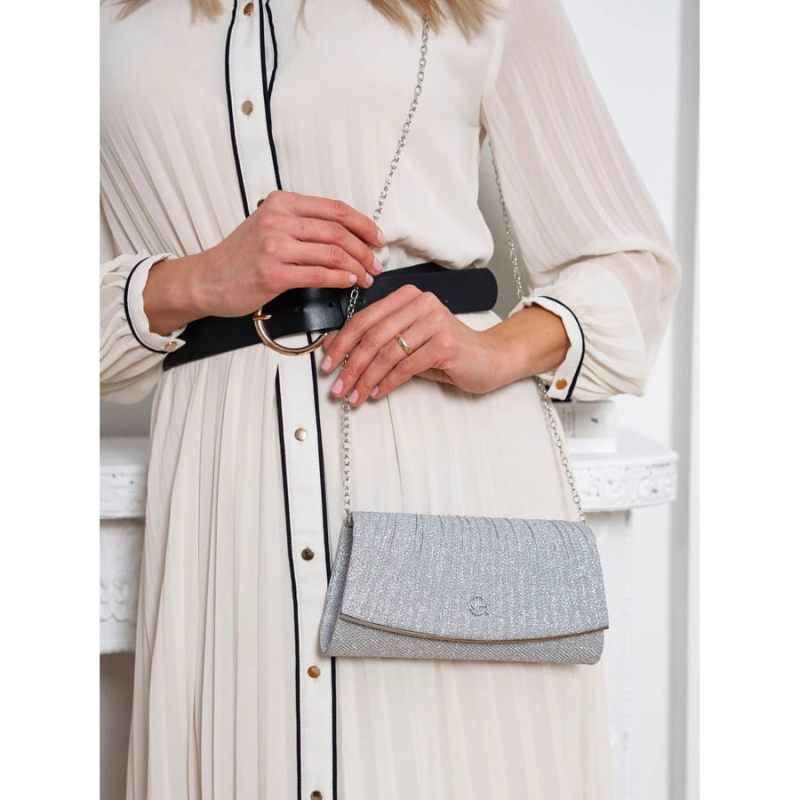 Brokatowa kopertówka damska w srebrnym kolorze zawieszona na łańcuszku - Rovicky