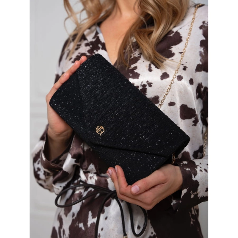 Czarna kopertówka damska ze wzorem w jodełkę zawieszona na łańcuszku - Rovicky