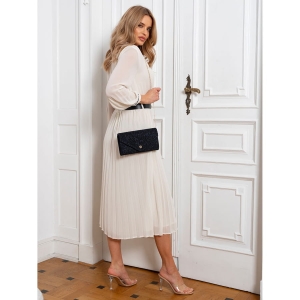 Brokatowa kopertówka damska w granatowym kolorze zawieszona na łańcuszku - Rovicky