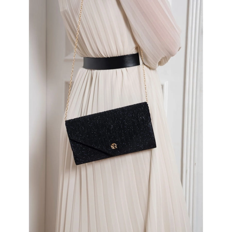 Brokatowa kopertówka damska w granatowym kolorze zawieszona na łańcuszku - Rovicky