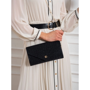 Brokatowa kopertówka damska w granatowym kolorze zawieszona na łańcuszku - Rovicky