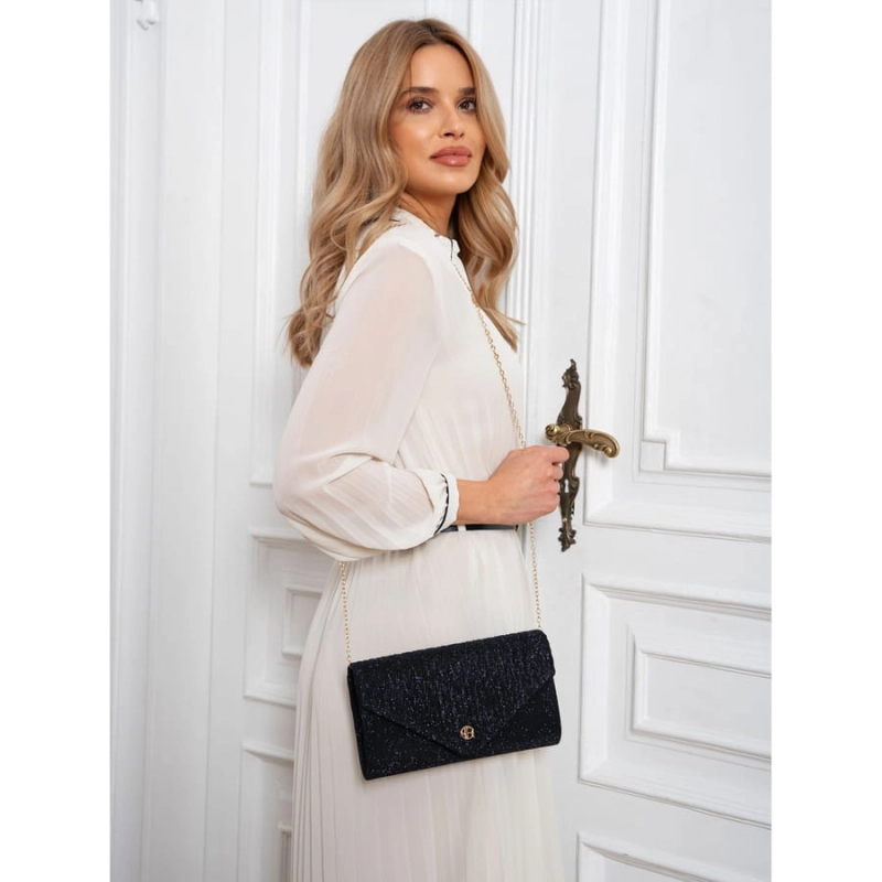 Brokatowa kopertówka damska w granatowym kolorze zawieszona na łańcuszku - Rovicky