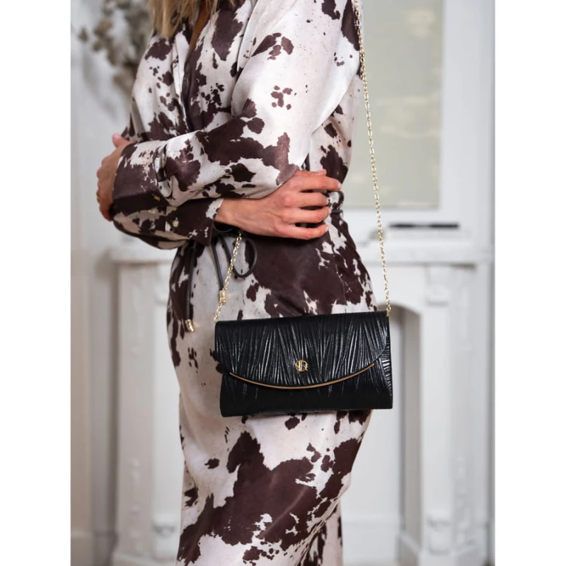 Czarna kopertówka damska ze skóry ekologicznej w prążki - Rovicky