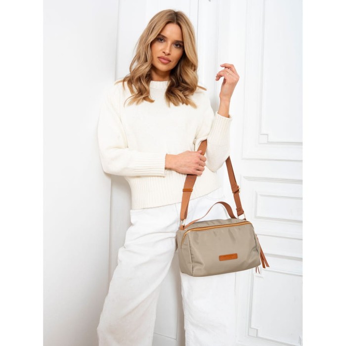 Miejska listonoszka z paskiem wykonana z nylonu i skóry ekologicznej w kolorach khaki i brązowym - Peterson