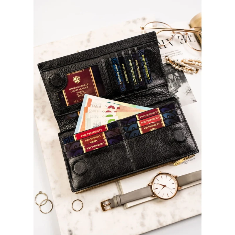 Duży, skórzany, pionowy portfel damski w czarnym kolorze zamykany na magnes - Peterson