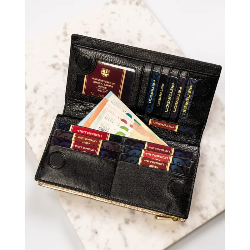 Duży, skórzany, pionowy portfel damski w czarnym kolorze zamykany na magnes - Peterson