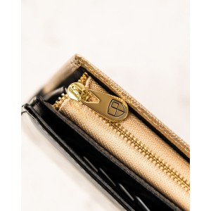 Duży, skórzany, pionowy portfel damski w czarnym kolorze zamykany na magnes - Peterson