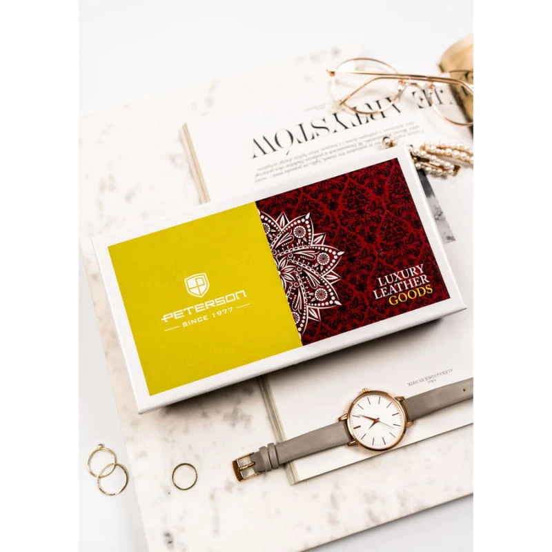 Duży, skórzany, pionowy portfel damski w czarnym kolorze zamykany na magnes - Peterson