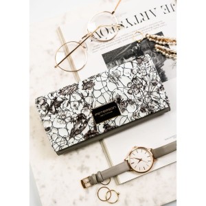 Poziomy portfel damski ze skóry naturalnej w kwiatowy, kolorowy wzór, zamykany na zatrzask - Peterson