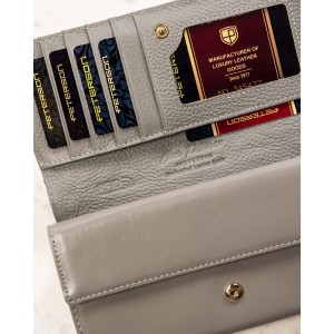 Portfel damski ze skóry naturalnej w kwiatowy wzór wyposażony w system RFID - Peterson