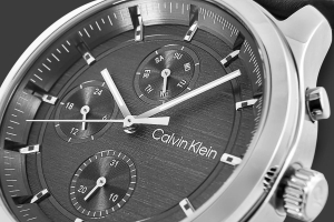 Antracytowa tarcza zegarka Calvin Klein 25200211 z subtarczami i srebrnymi wskazówkami.