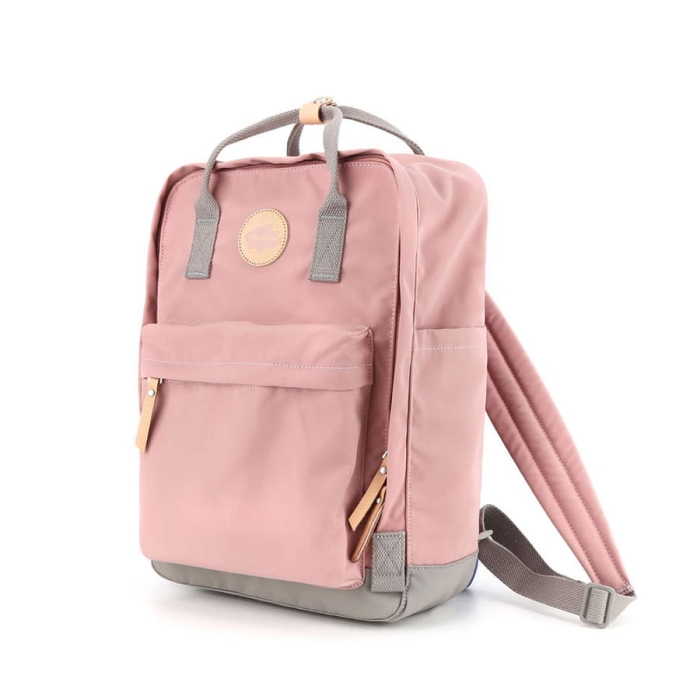 Pojemny i praktyczny plecak damski w jasnoróżowym kolorze zawieszony na regulowanych szelkach - Himawari