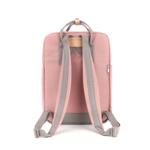 Pojemny i praktyczny plecak damski w jasnoróżowym kolorze zawieszony na regulowanych szelkach - Himawari
